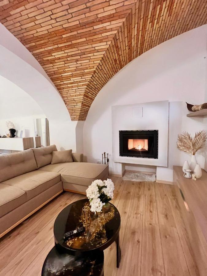 L'Arco Sul Lago • Gold Apartment Castro  المظهر الخارجي الصورة