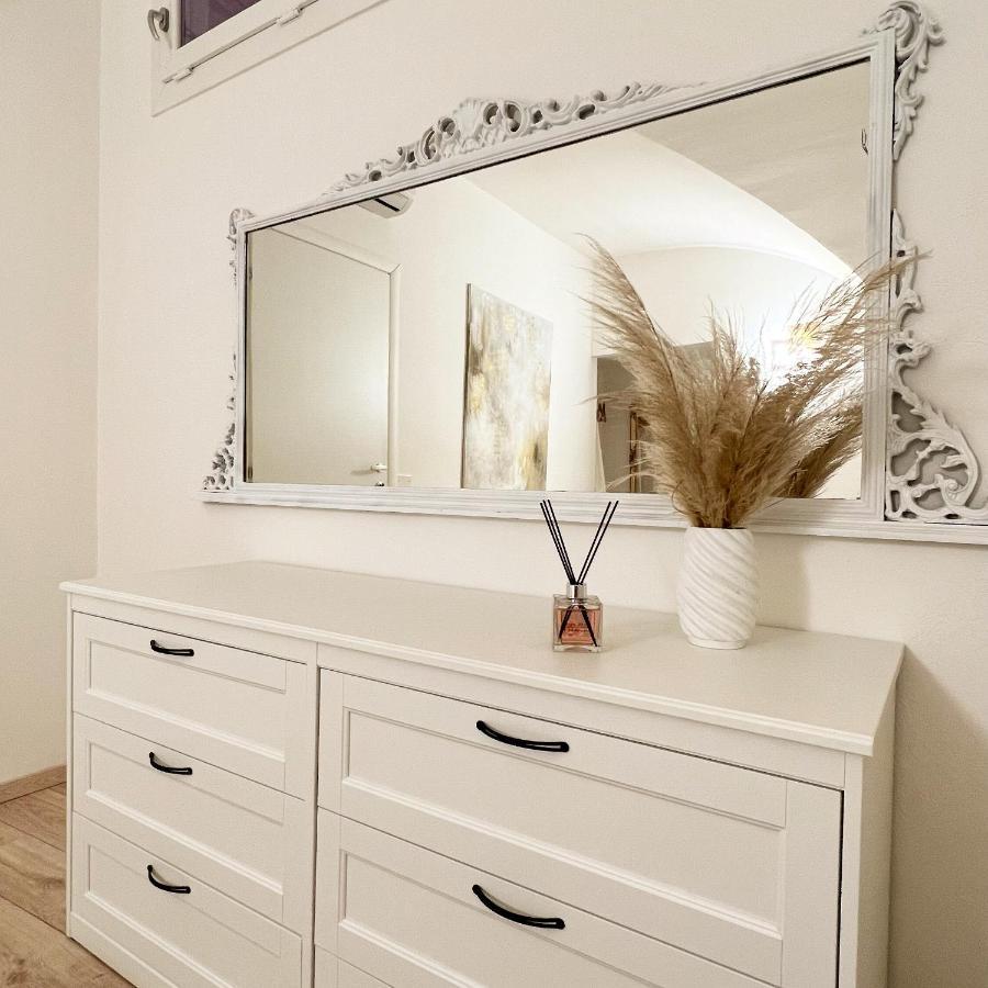 L'Arco Sul Lago • Gold Apartment Castro  المظهر الخارجي الصورة