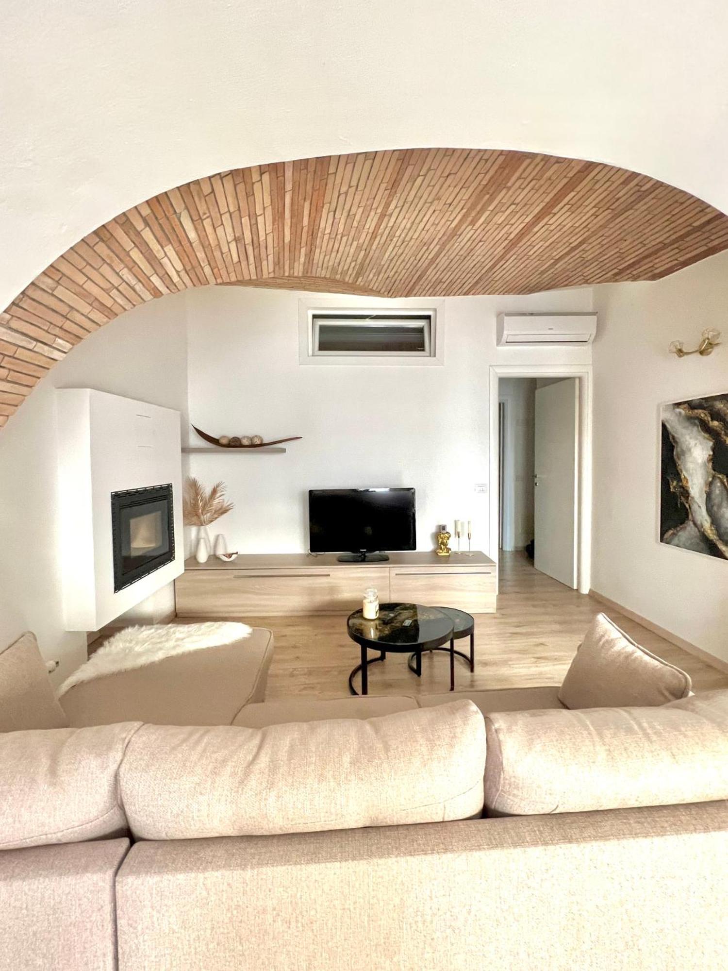 L'Arco Sul Lago • Gold Apartment Castro  المظهر الخارجي الصورة