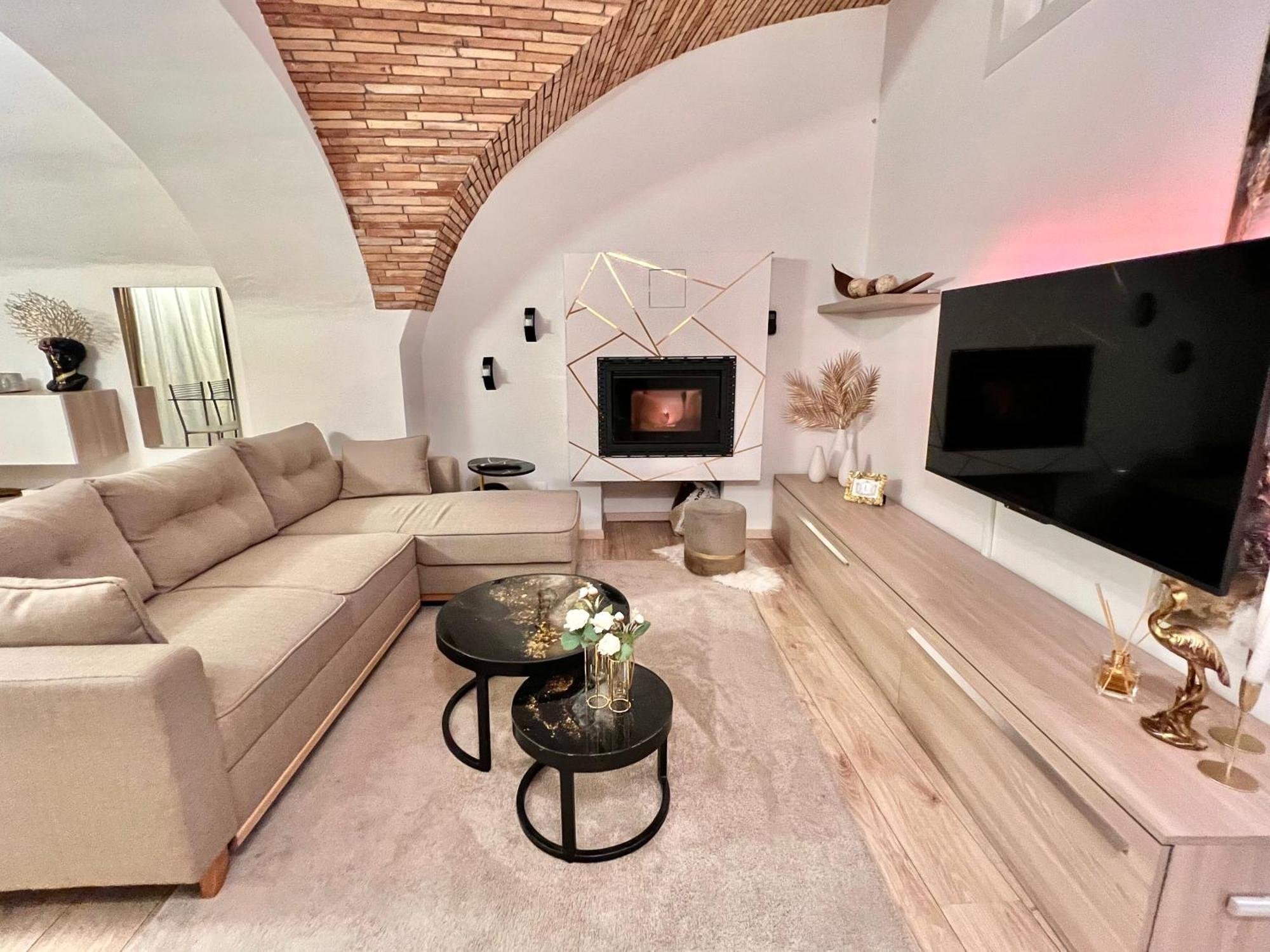 L'Arco Sul Lago • Gold Apartment Castro  المظهر الخارجي الصورة